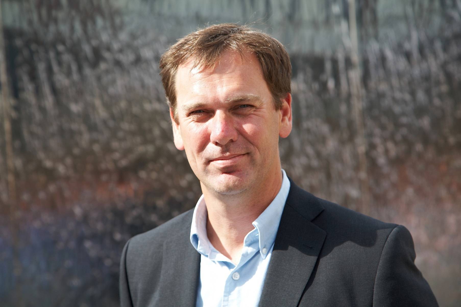 xmos委任mark lippett为总裁兼首席执行官