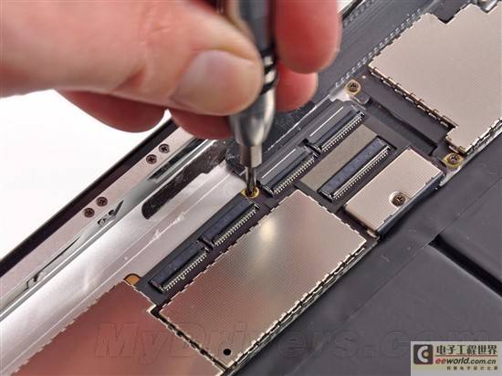 为了取出主板,spudger和螺丝刀这两个工具是必不可少的.